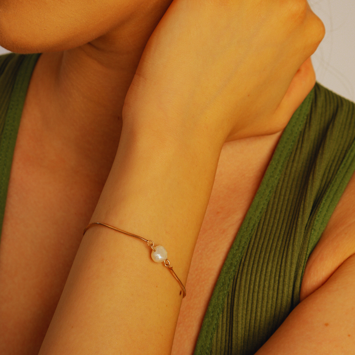 Minimalist Cultured Pearl Bracelet – Silver & Gold | Elegant Everyday Jewellery