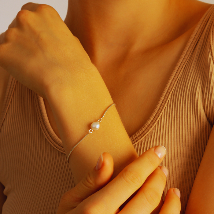 Minimalist Cultured Pearl Bracelet – Silver & Gold | Elegant Everyday Jewellery