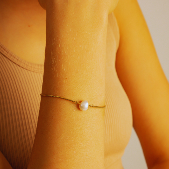 Minimalist Cultured Pearl Bracelet – Silver & Gold | Elegant Everyday Jewellery