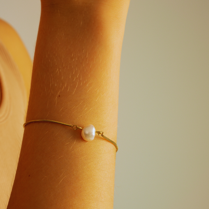 Minimalist Cultured Pearl Bracelet – Silver & Gold | Elegant Everyday Jewellery